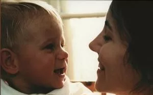 Baby und Mutter im Dialog: Im Familienspielraum lernst Du, worauf es dabei ankommt.