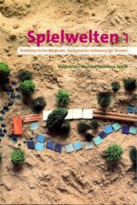 Heleana_Jehle_Spielwelten1 Buchtitel "Spielwelten1" mit einer Spiellandschaft, die ein Kind im Sand gestaltet hat
