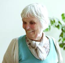 Ute Strub Portrait Ute Strub als alte Frau, lächelt